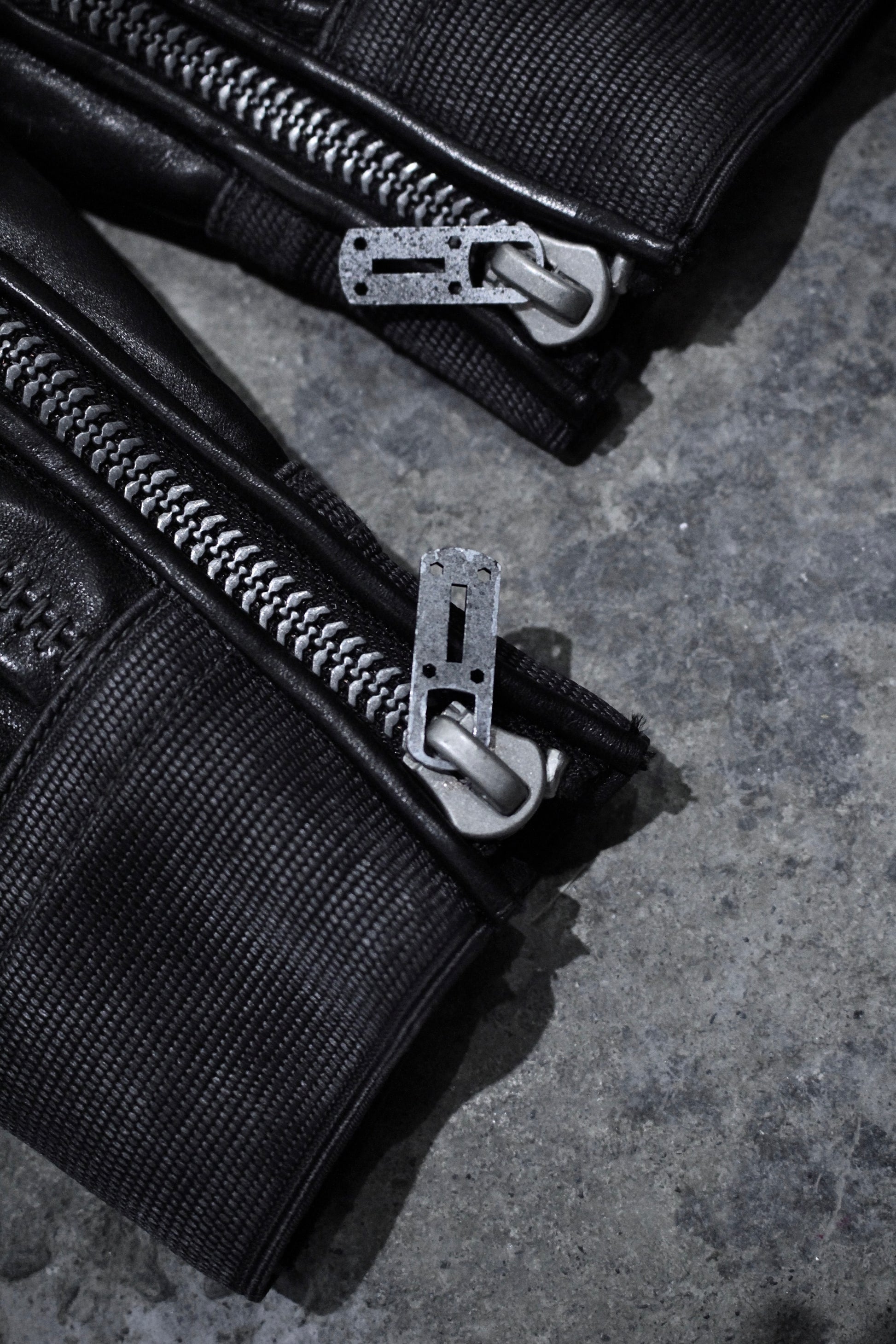 D.HYGEN AW24-25 Overlock Horse Leather Gloves detail | DRIEW GARMENTS