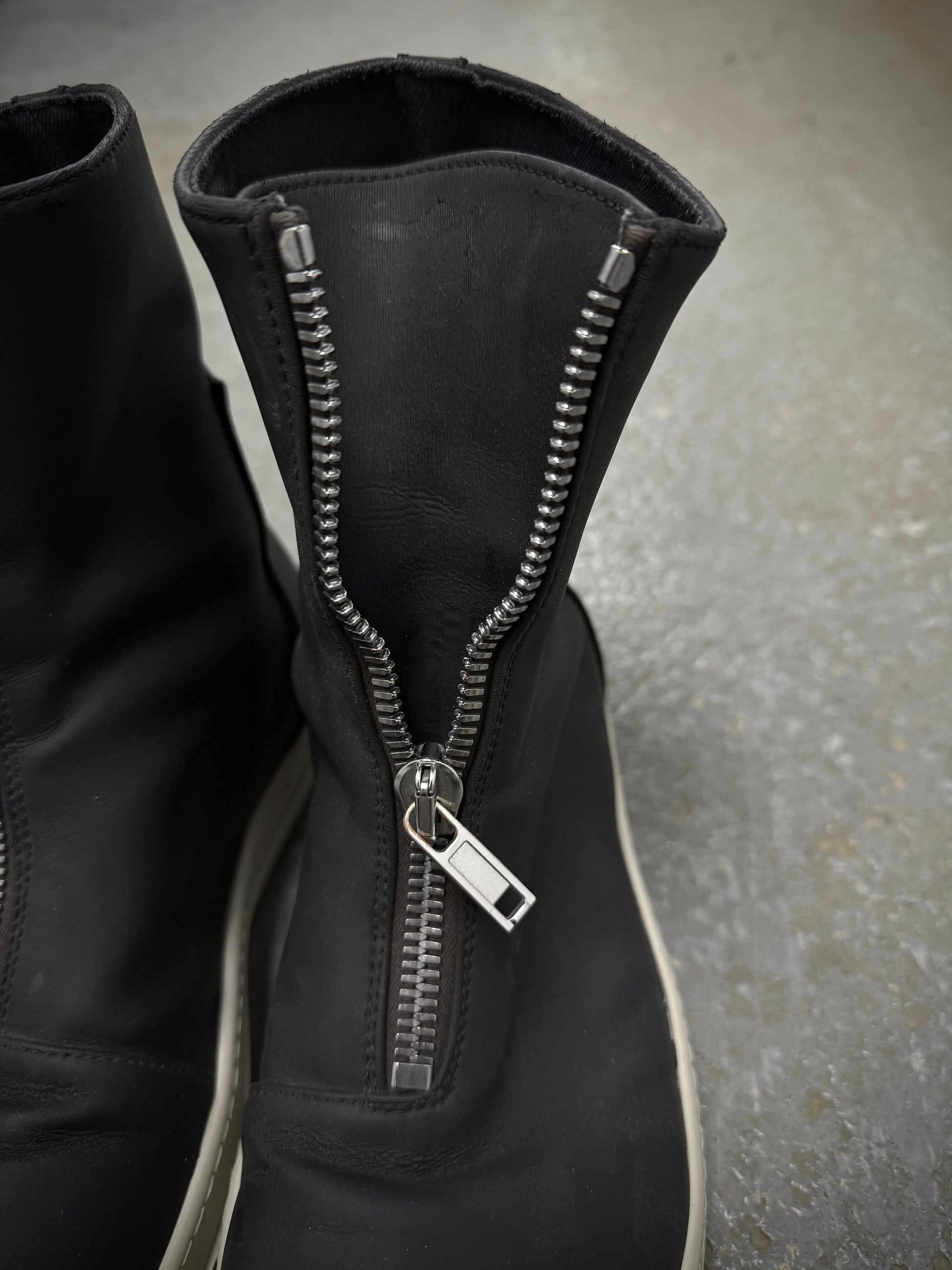 Rick Owens DRKSHDW AW20 “PERFORMA” Front Zip Polyurethane Sneaker Boots detail | DRIEW GARMENTS