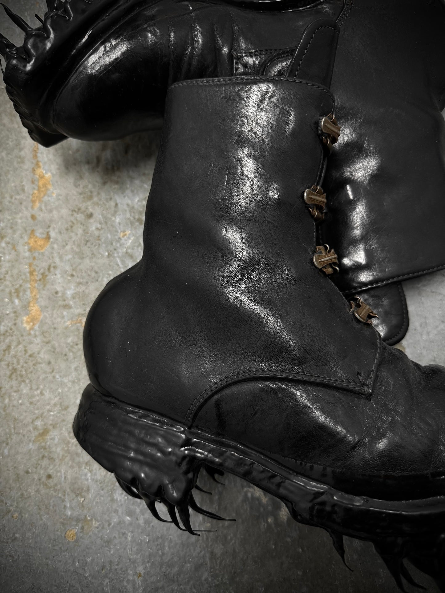 Carol Christian Poell ‘AM/2759SP-IN CORSS-PTC/010B’ Horse Leather Prosthetic Buckle Drip Boots detail | DRIEW GARMENTS