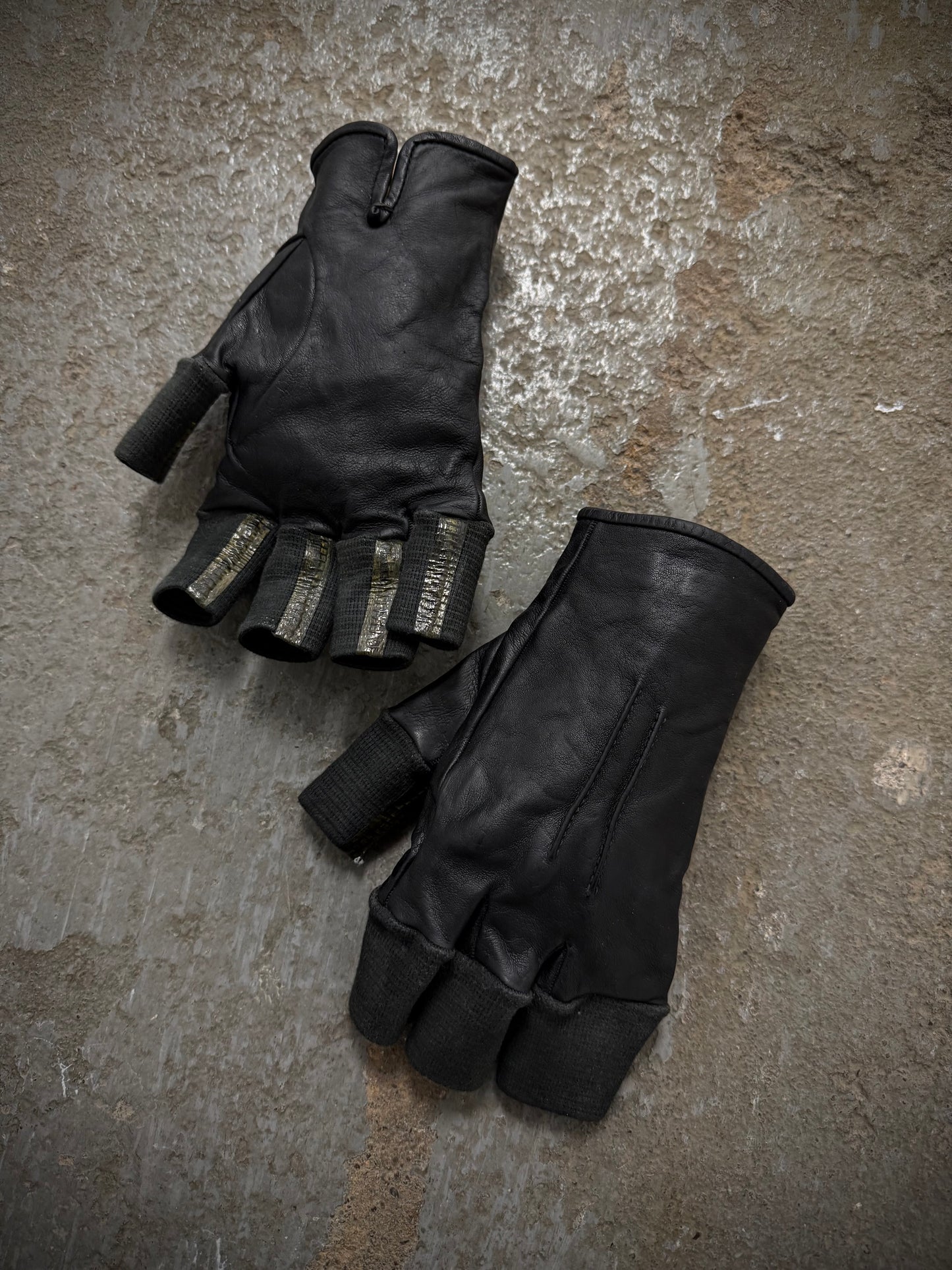 Carol Christian Poell 'AM/2457 ROOMS-PTC/010' Disparate Leather Gloves detail | DRIEW GARMENTS