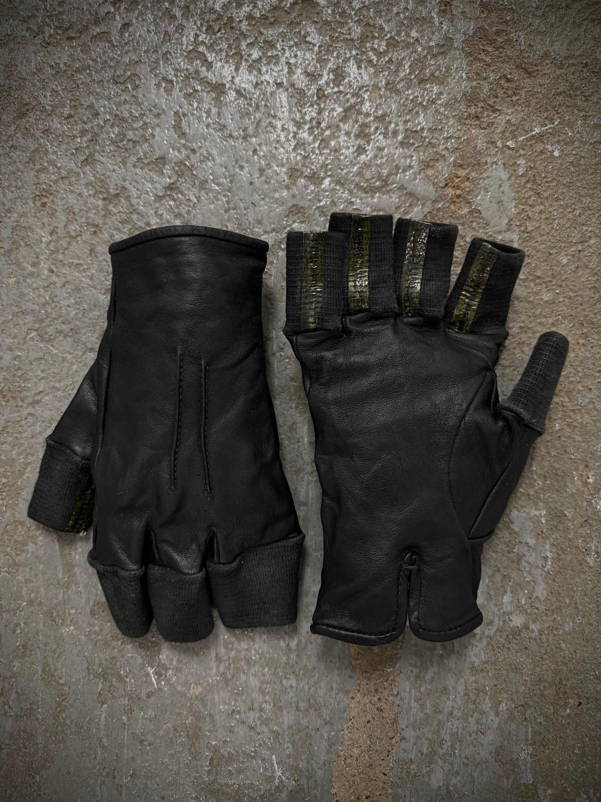Carol Christian Poell 'AM/2457 ROOMS-PTC/010' Disparate Leather Gloves detail | DRIEW GARMENTS