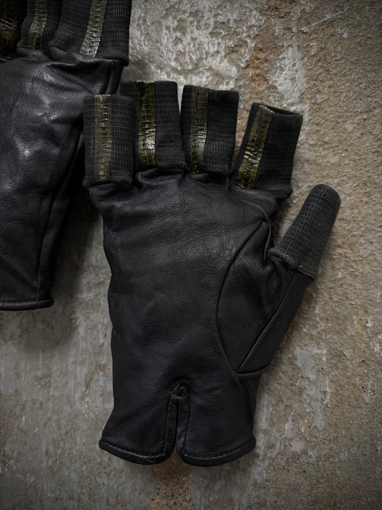 Carol Christian Poell 'AM/2457 ROOMS-PTC/010' Disparate Leather Gloves detail | DRIEW GARMENTS