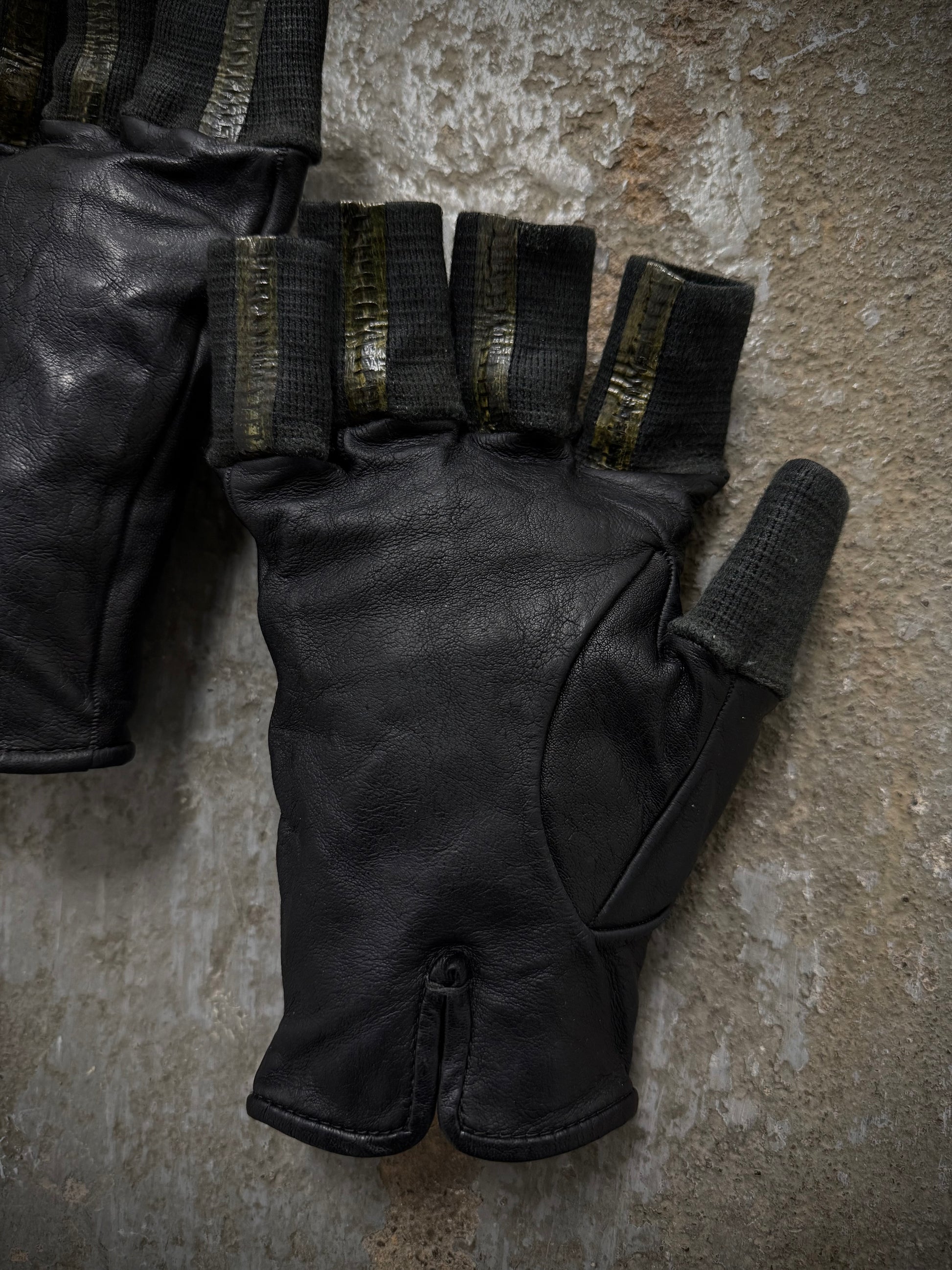 Carol Christian Poell 'AM/2457 ROOMS-PTC/010' Disparate Leather Gloves detail | DRIEW GARMENTS