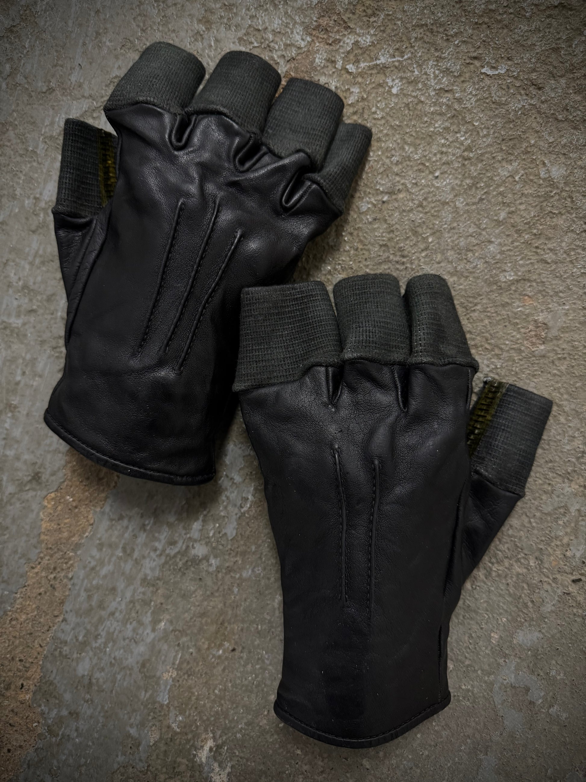 Carol Christian Poell 'AM/2457 ROOMS-PTC/010' Disparate Leather Gloves detail | DRIEW GARMENTS