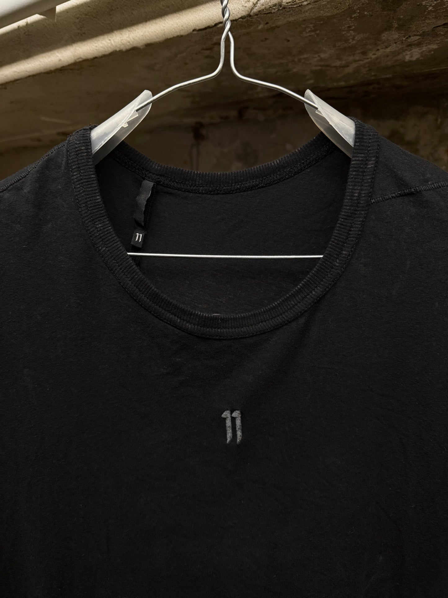 Boris Bidjan Saberi 11 by Boris Bidjan Saberi Overlock Vinyl Treated Logo Embroidered Longline T-shir detail | DRIEW GARMENTS