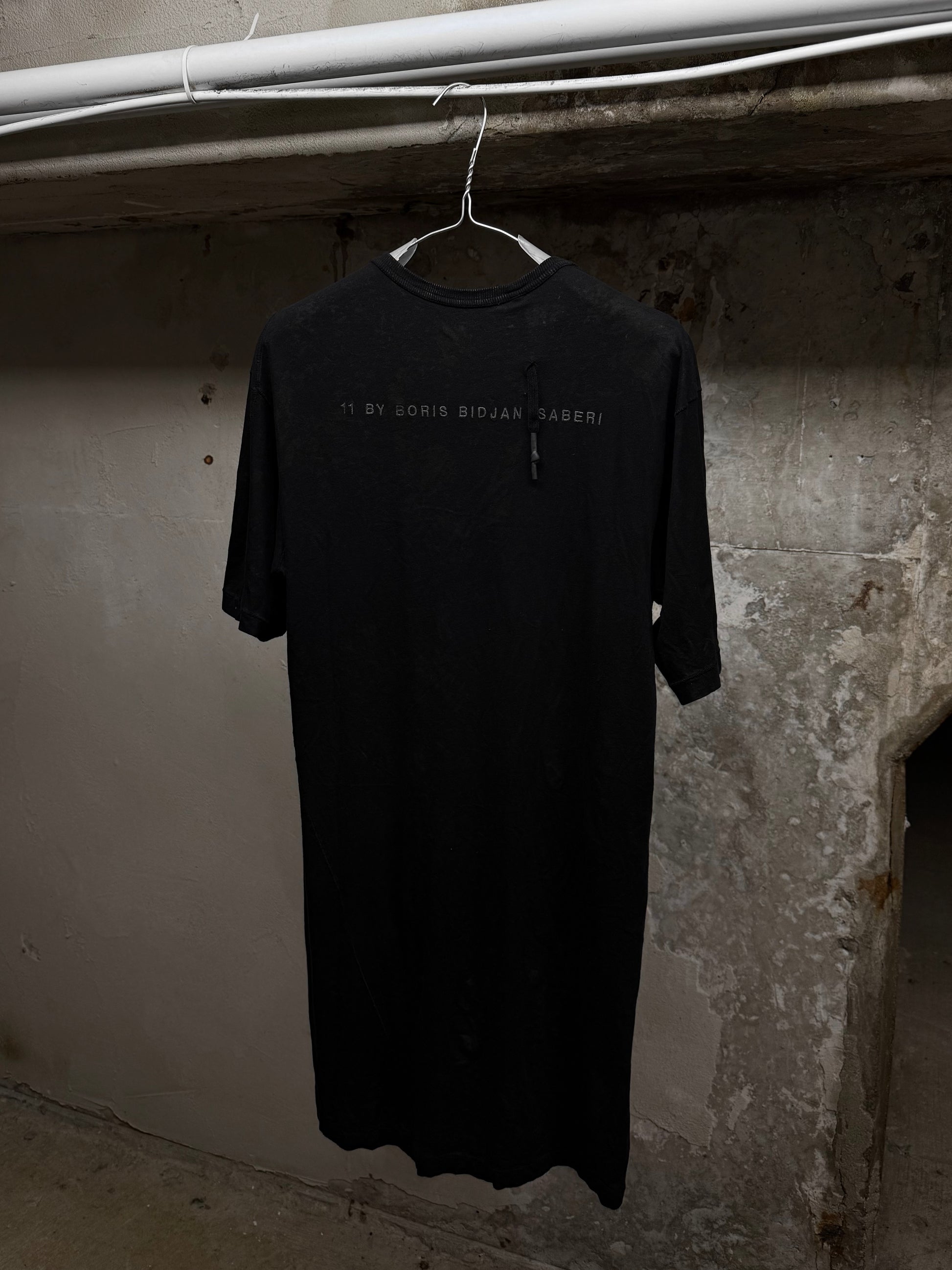 Boris Bidjan Saberi 11 by Boris Bidjan Saberi Overlock Vinyl Treated Logo Embroidered Longline T-shir detail | DRIEW GARMENTS