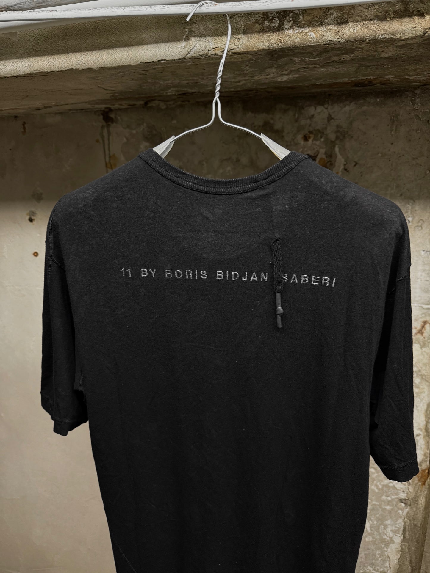 Boris Bidjan Saberi 11 by Boris Bidjan Saberi Overlock Vinyl Treated Logo Embroidered Longline T-shir detail | DRIEW GARMENTS