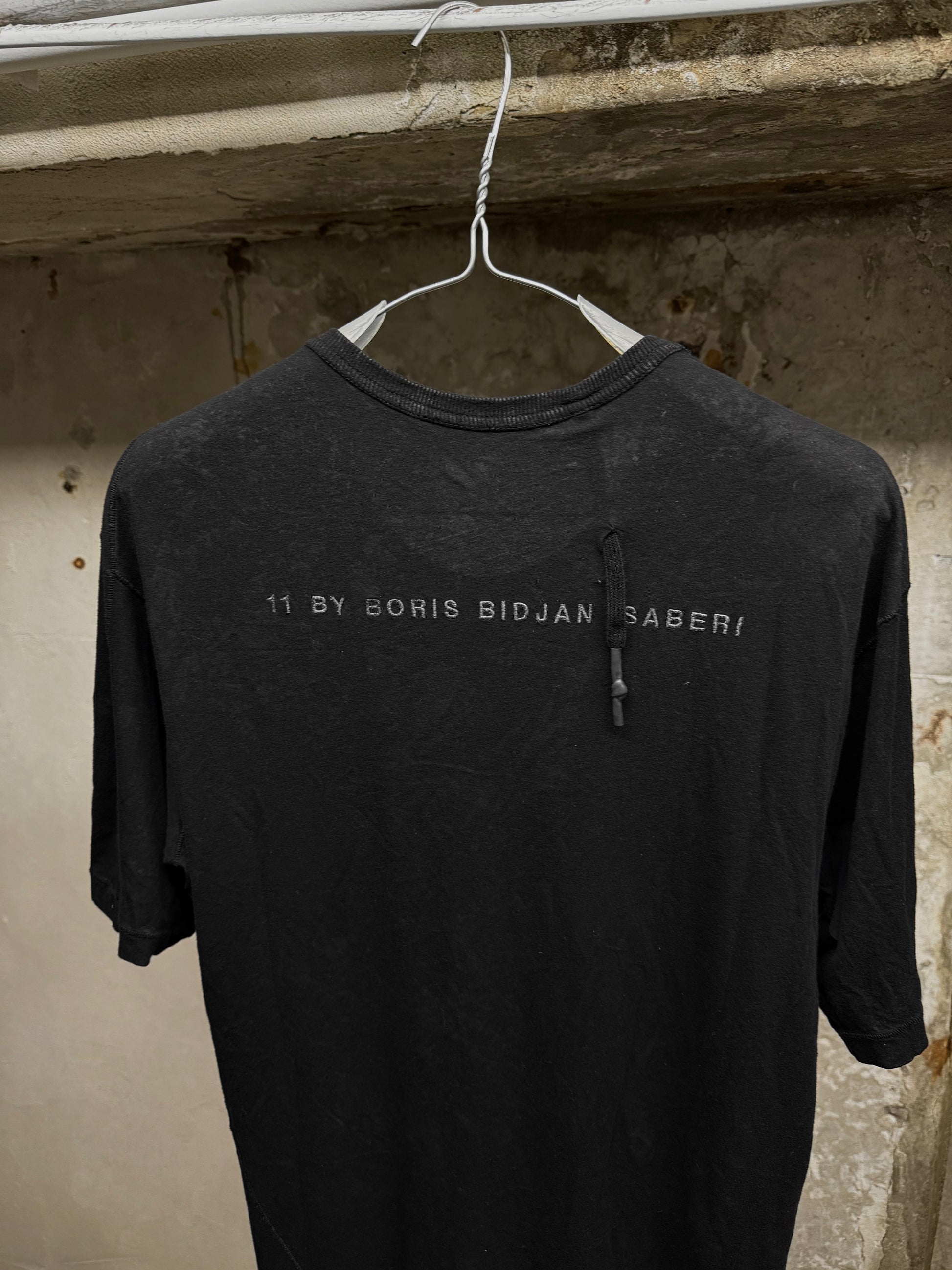 Boris Bidjan Saberi 11 by Boris Bidjan Saberi Overlock Vinyl Treated Logo Embroidered Longline T-shir detail | DRIEW GARMENTS