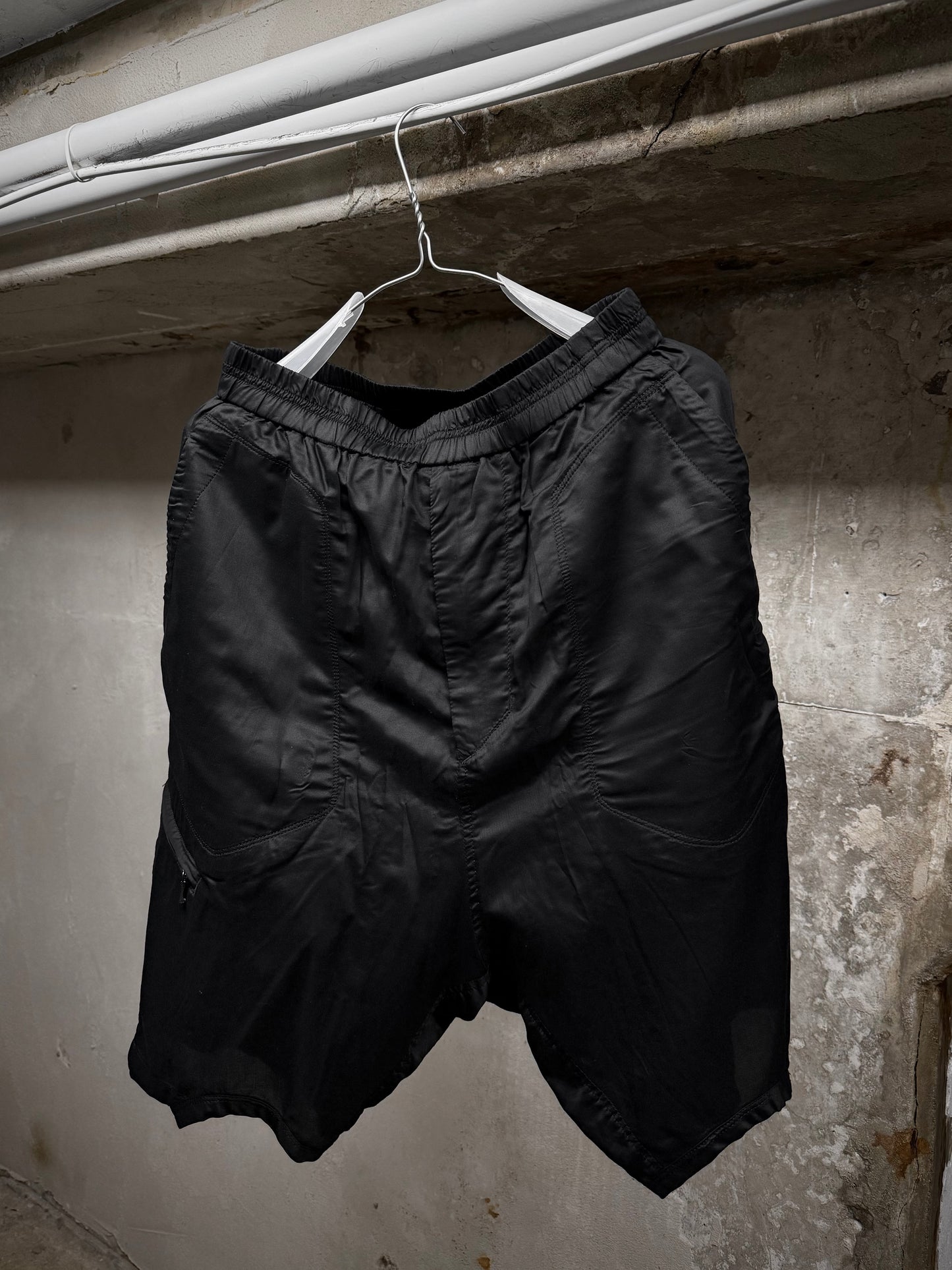 Julius_7 SS19 "MMXIX_7 BEELZEBUB;" Drop-crotch Rayon Nylon Ratine Shorts