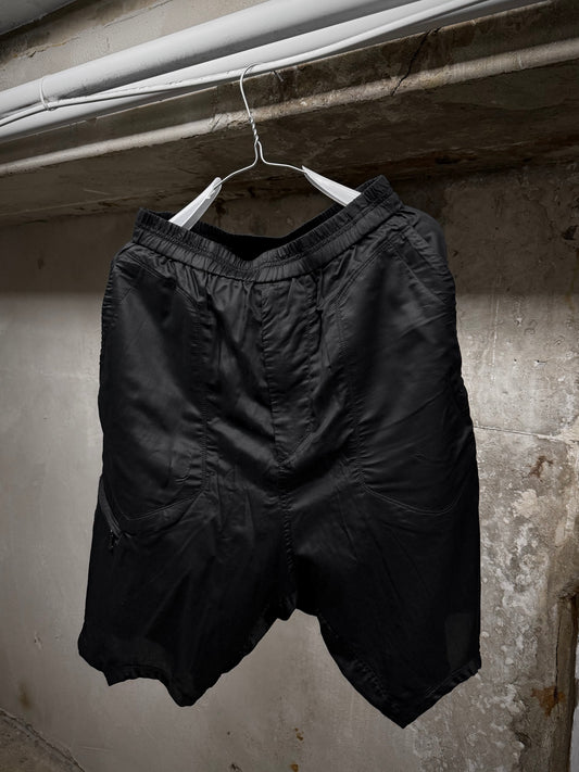 Julius_7 SS19 "MMXIX_7 BEELZEBUB;" Drop-crotch Rayon Nylon Ratine Shorts