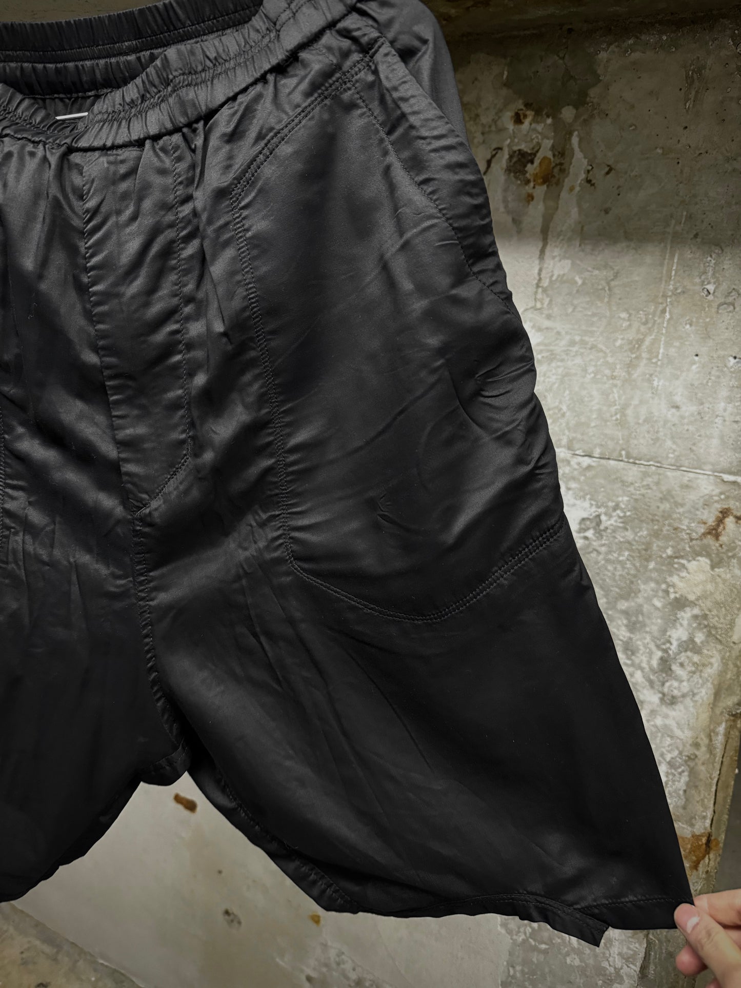 Julius_7 SS19 "MMXIX_7 BEELZEBUB;" Drop-crotch Rayon Nylon Ratine Shorts