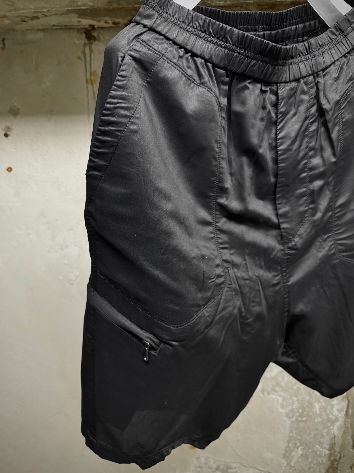 Julius_7 SS19 "MMXIX_7 BEELZEBUB;" Drop-crotch Rayon Nylon Ratine Shorts