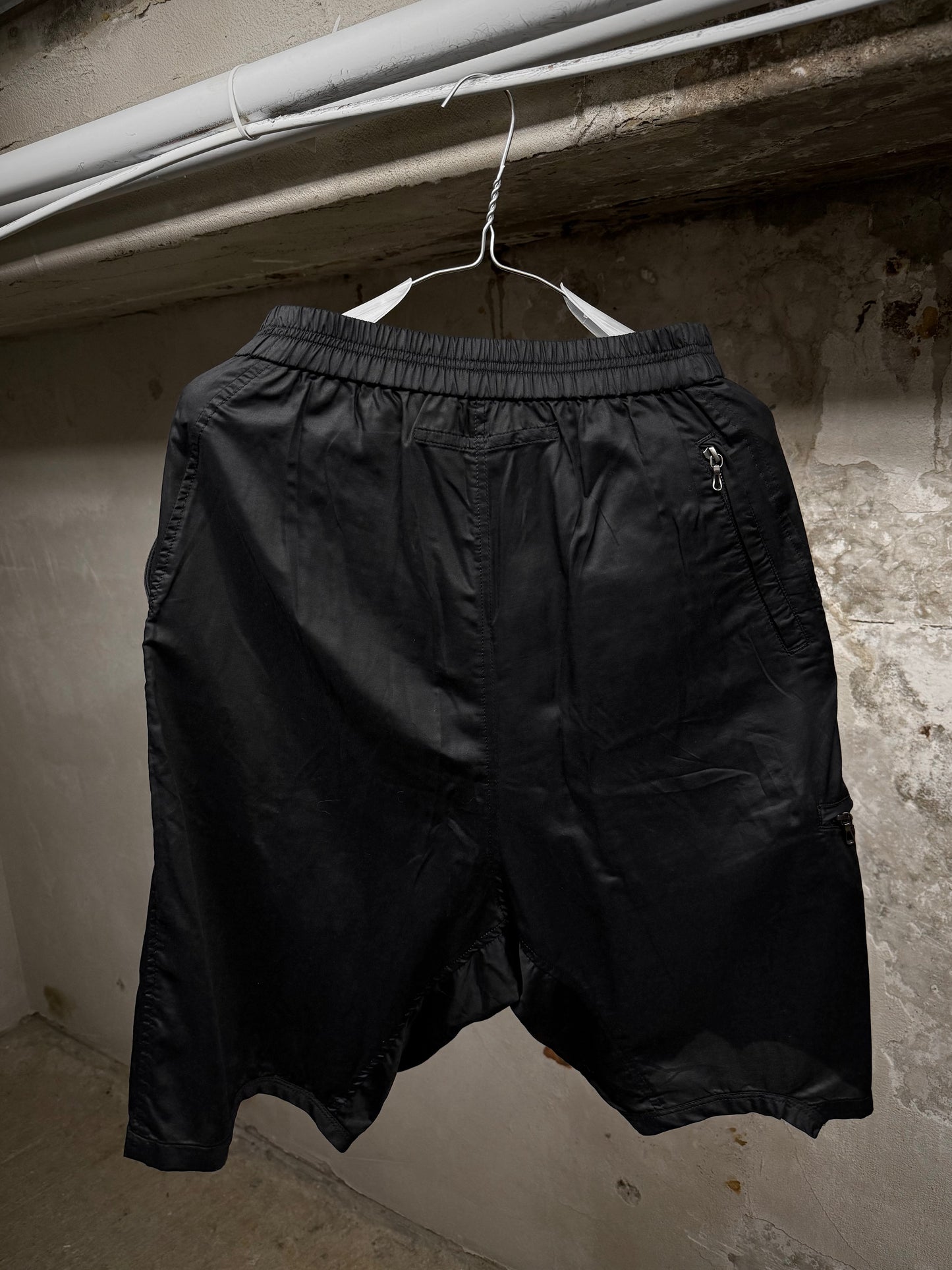Julius_7 SS19 "MMXIX_7 BEELZEBUB;" Drop-crotch Rayon Nylon Ratine Shorts