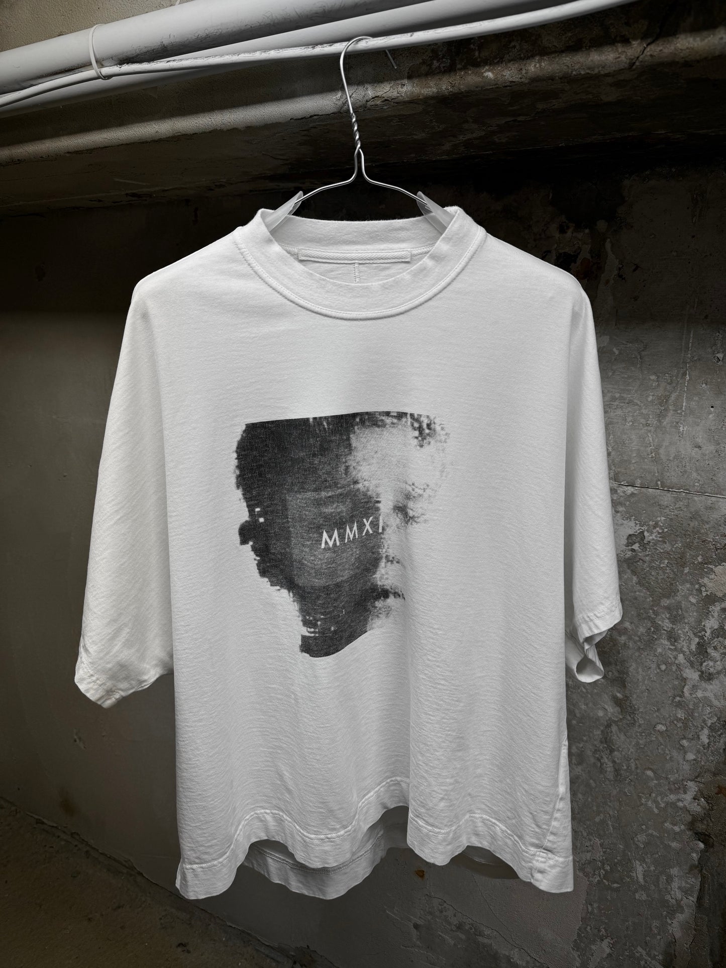 Julius_7 SS19 "MMXIX_7 BEELZEBUB;" White Graphic Raglan T-shirt
