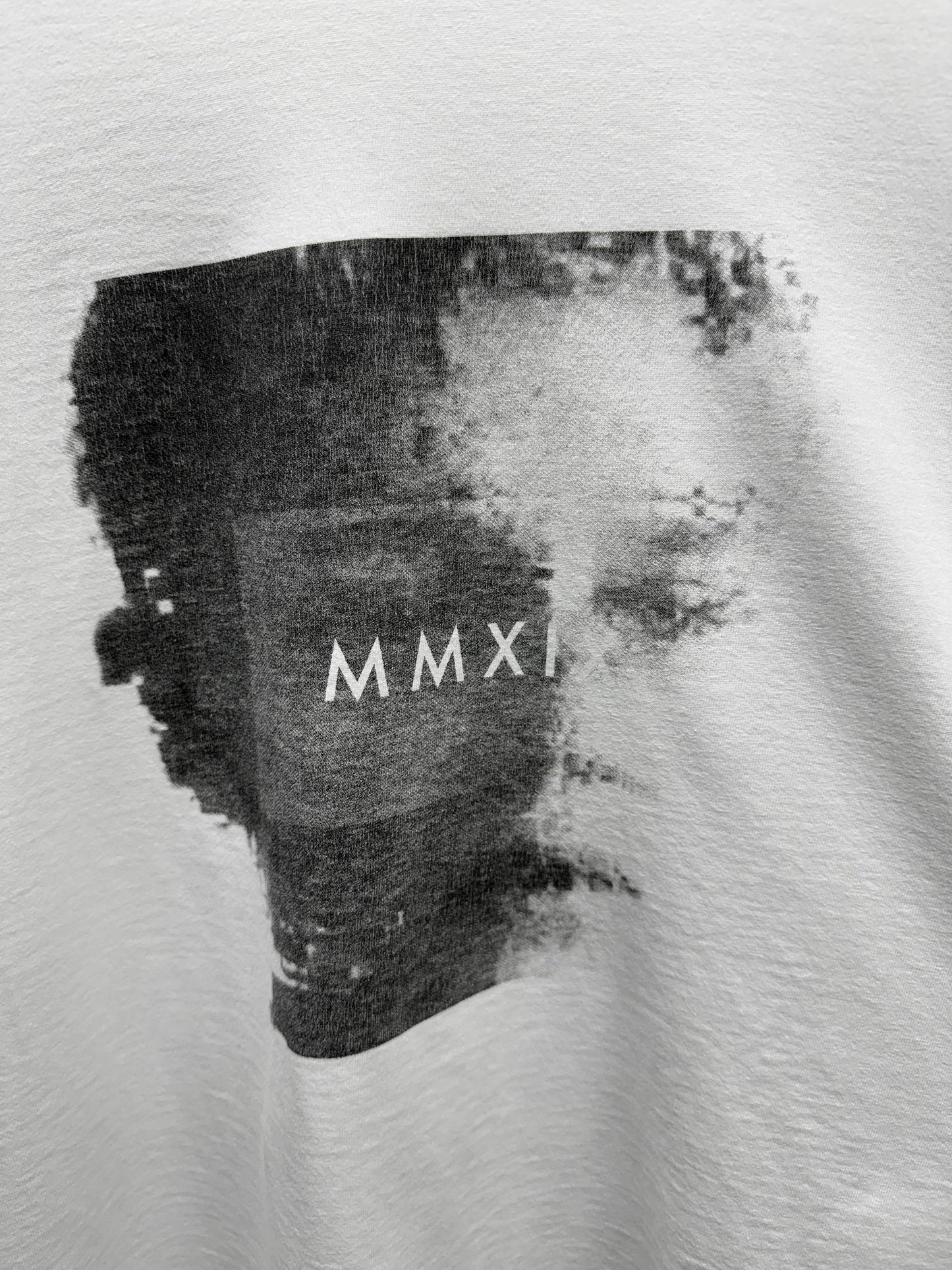 Julius_7 SS19 "MMXIX_7 BEELZEBUB;" White Graphic Raglan T-shirt