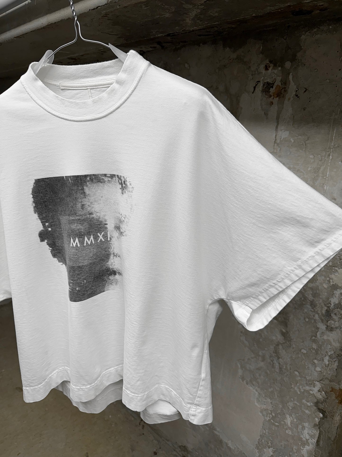 Julius_7 SS19 "MMXIX_7 BEELZEBUB;" White Graphic Raglan T-shirt
