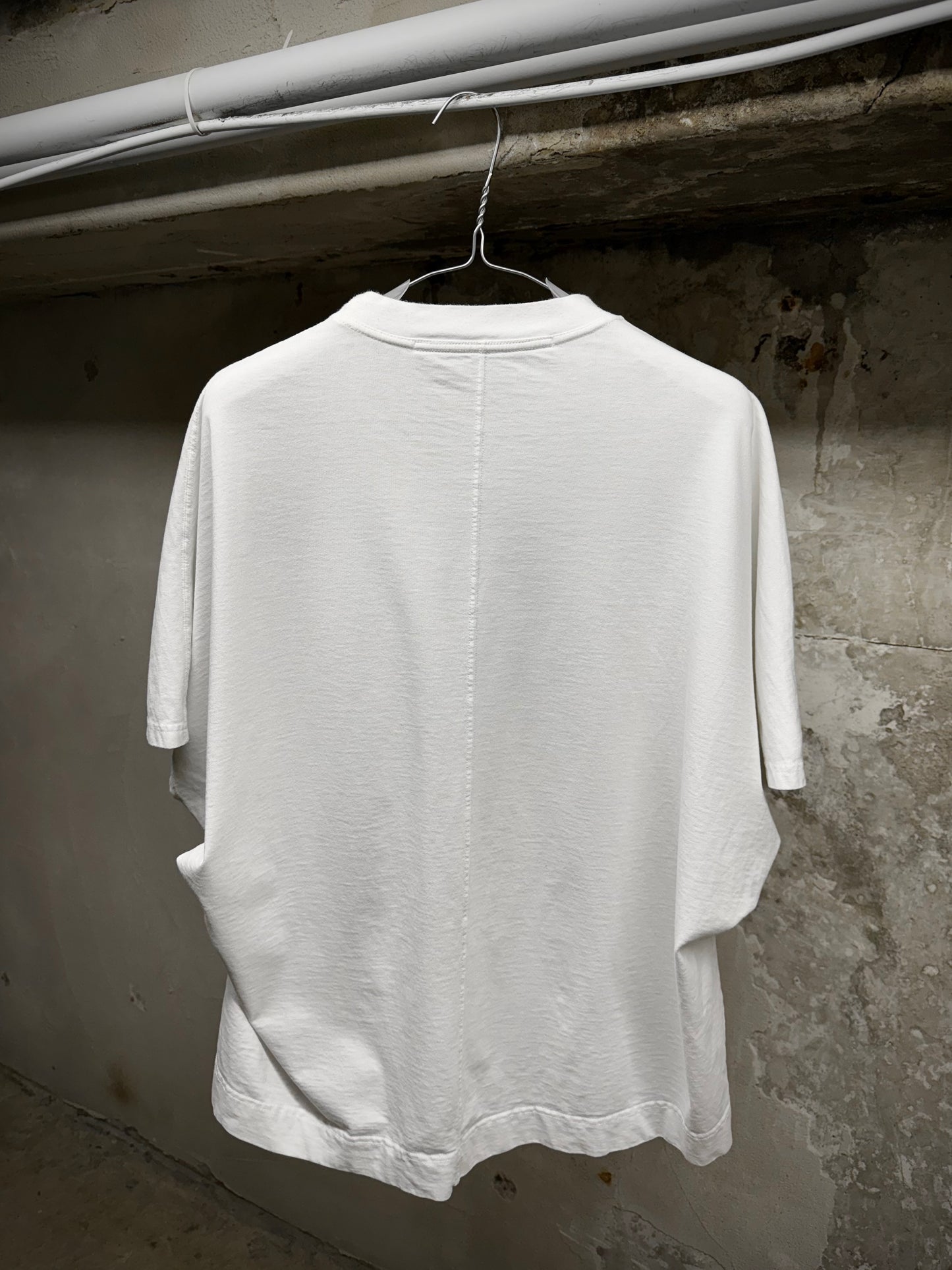 Julius_7 SS19 "MMXIX_7 BEELZEBUB;" White Graphic Raglan T-shirt