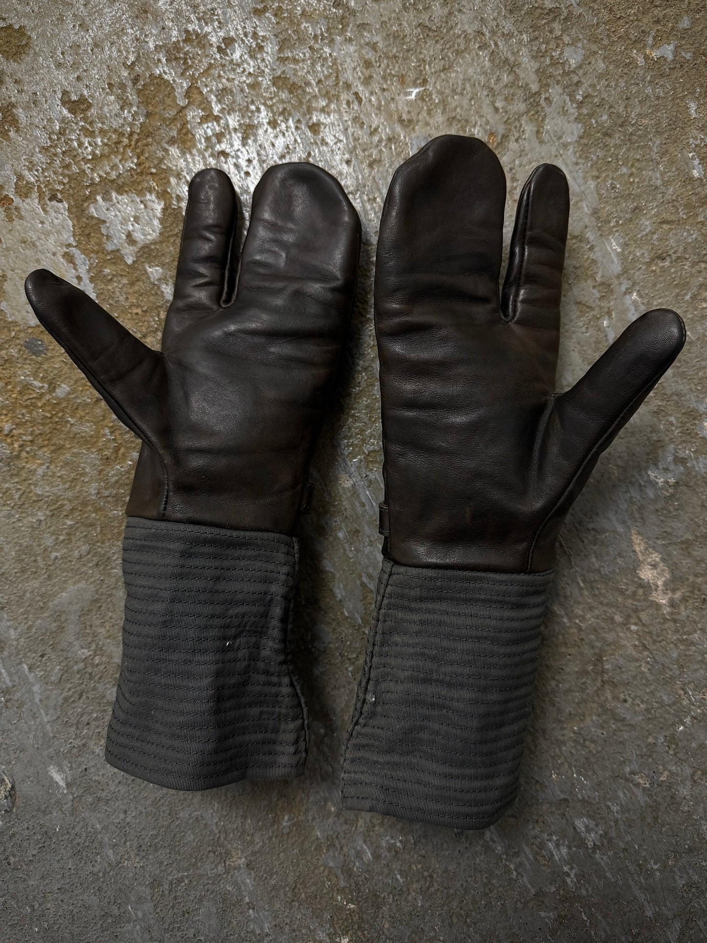 DEEPTI Collection °018-019 'LA–124W EMUF-90' Wired Trigger Horse Leather Gloves