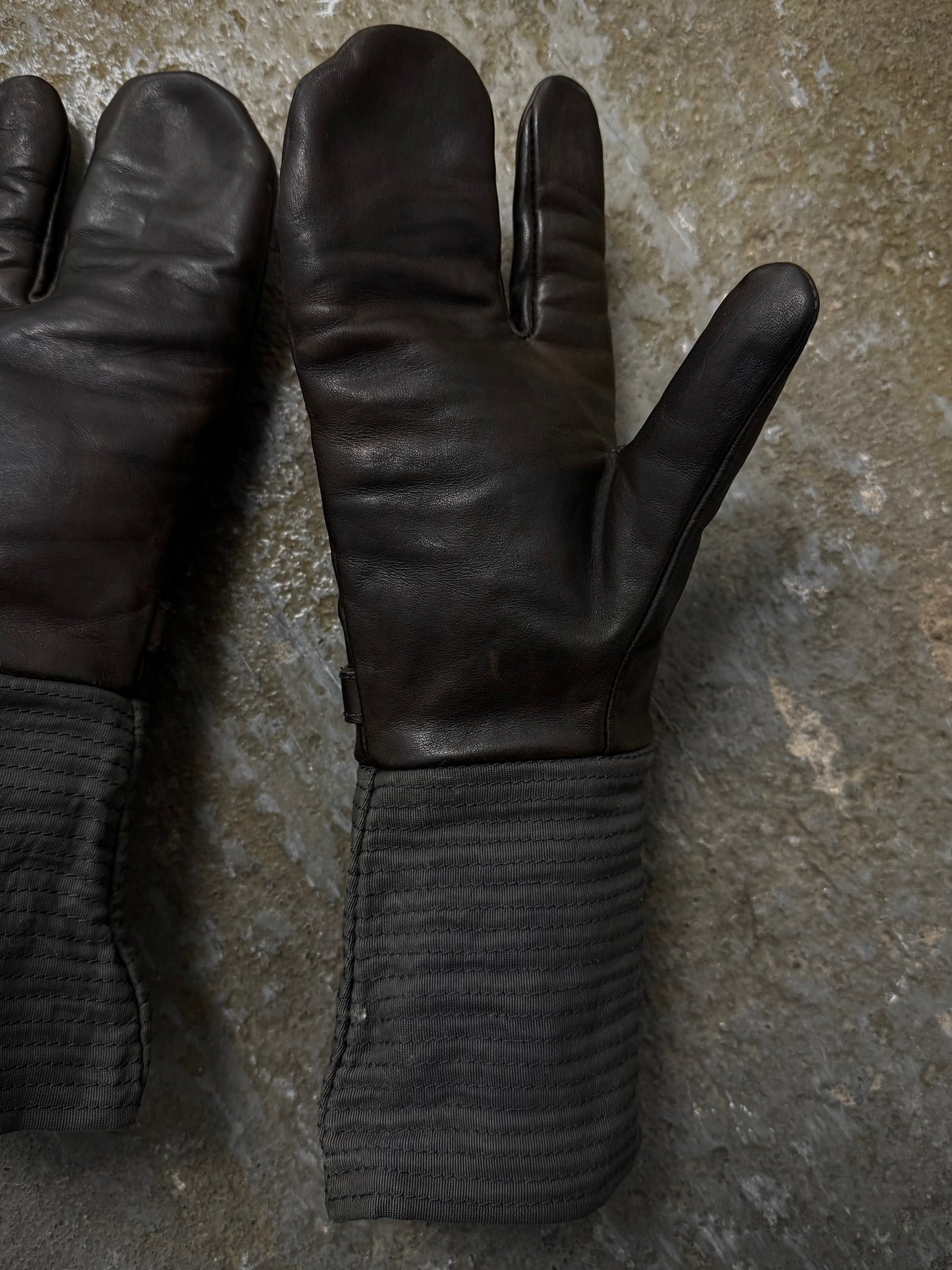 DEEPTI Collection °018-019 'LA–124W EMUF-90' Wired Trigger Horse Leather Gloves