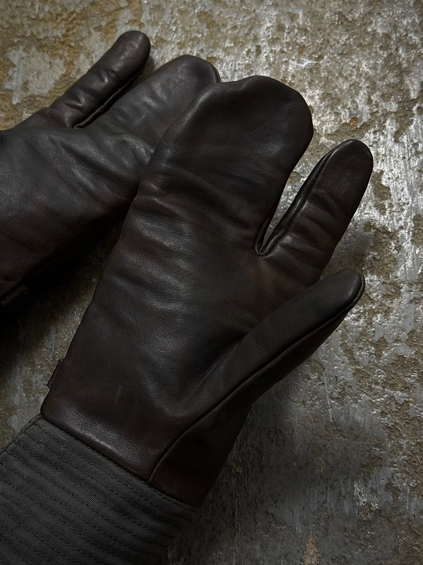 DEEPTI Collection °018-019 'LA–124W EMUF-90' Wired Trigger Horse Leather Gloves