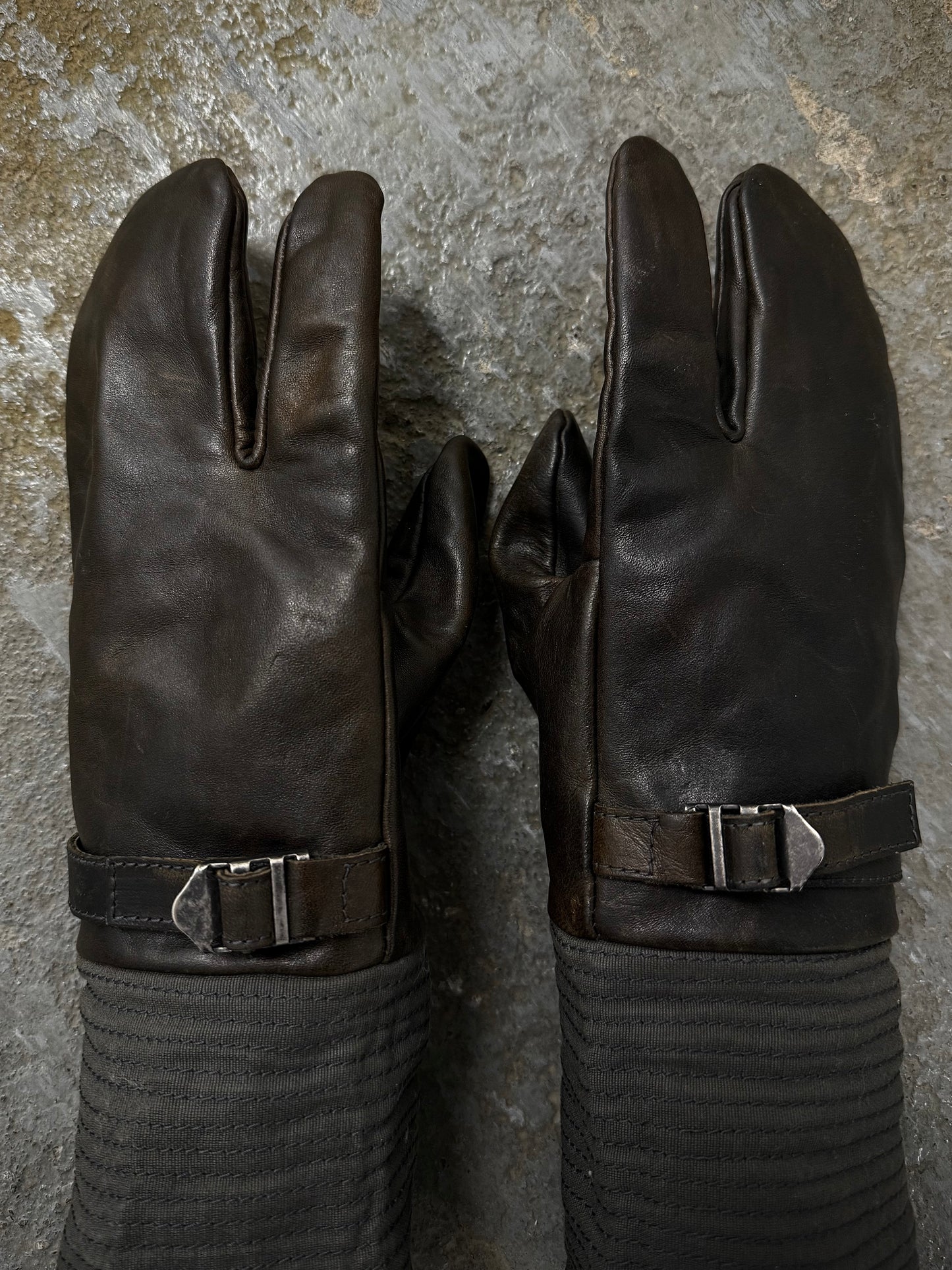 DEEPTI Collection °018-019 'LA–124W EMUF-90' Wired Trigger Horse Leather Gloves