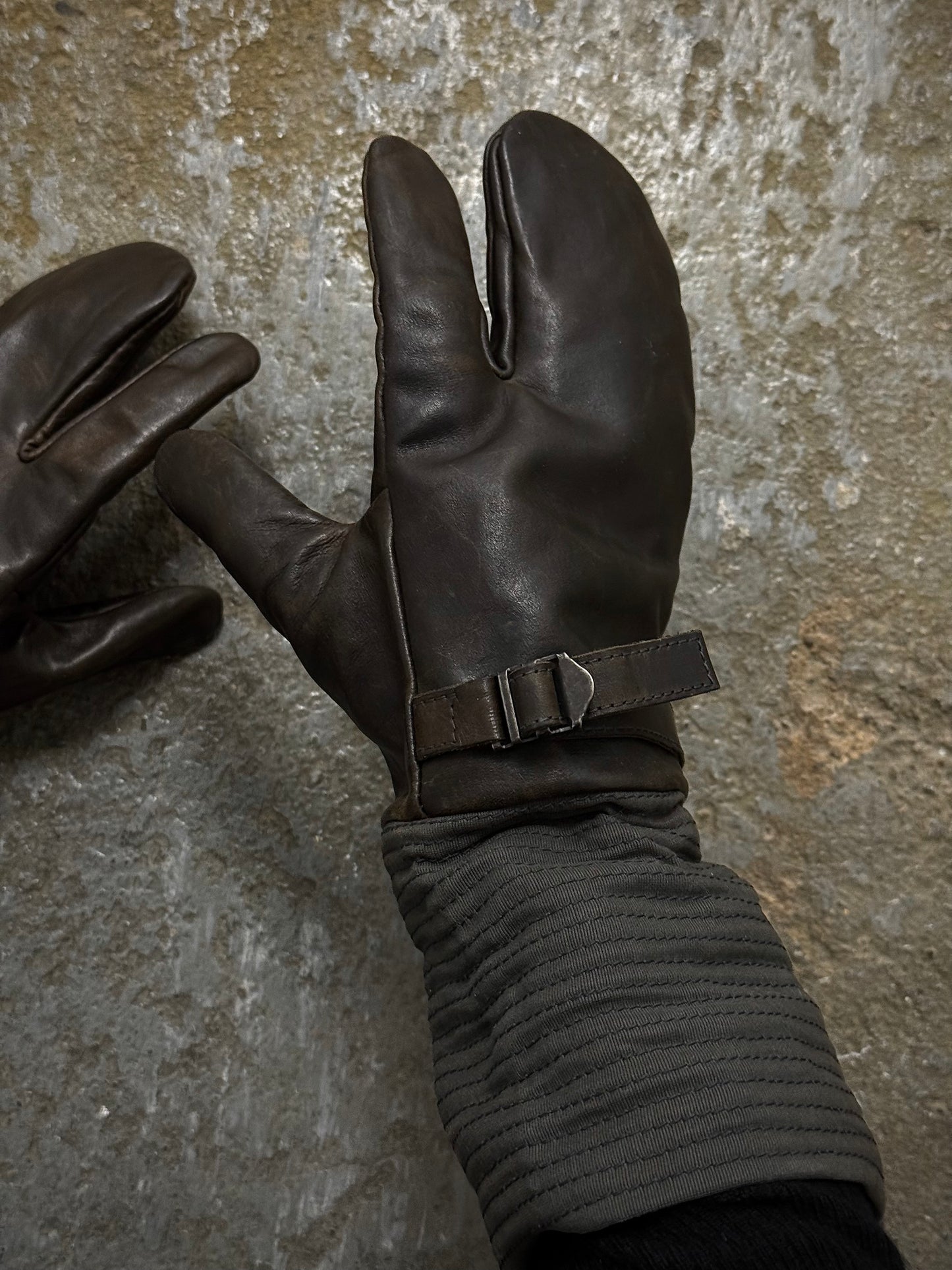 DEEPTI Collection °018-019 'LA–124W EMUF-90' Wired Trigger Horse Leather Gloves