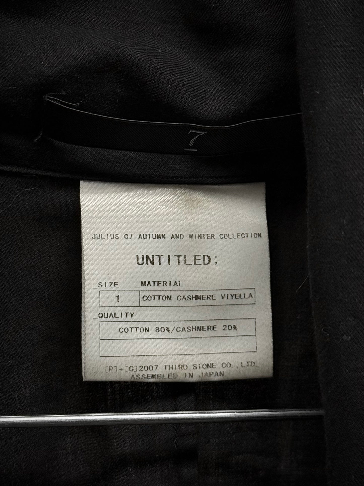 Julius_7 AW07 "UNTITLED;" Open Front Attached Scarf Long-sleeves