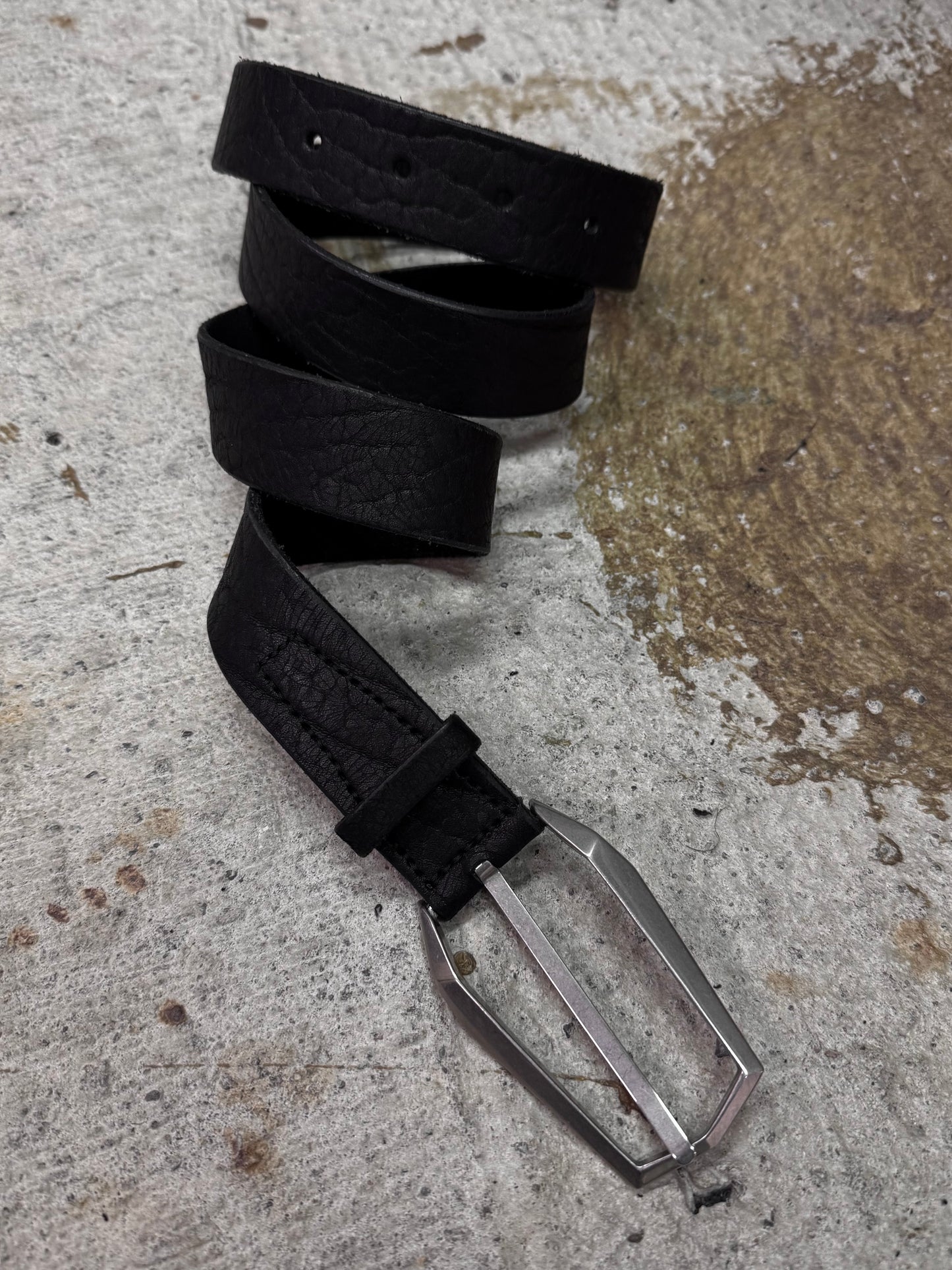 Julius_7 AW24 "rift;" Black Bison Leather Prism Buckle Belt