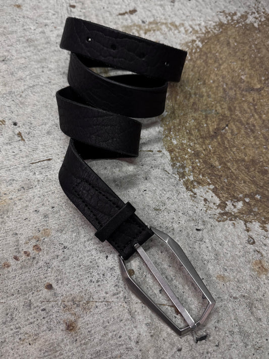 Julius_7 AW24 "rift;" Black Bison Leather Prism Buckle Belt