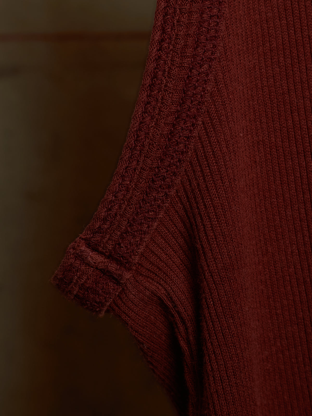 Julius_7 AW09 “PROTECTION_ISM;” Wine Red Raw Hem Rib Knit Tank Top