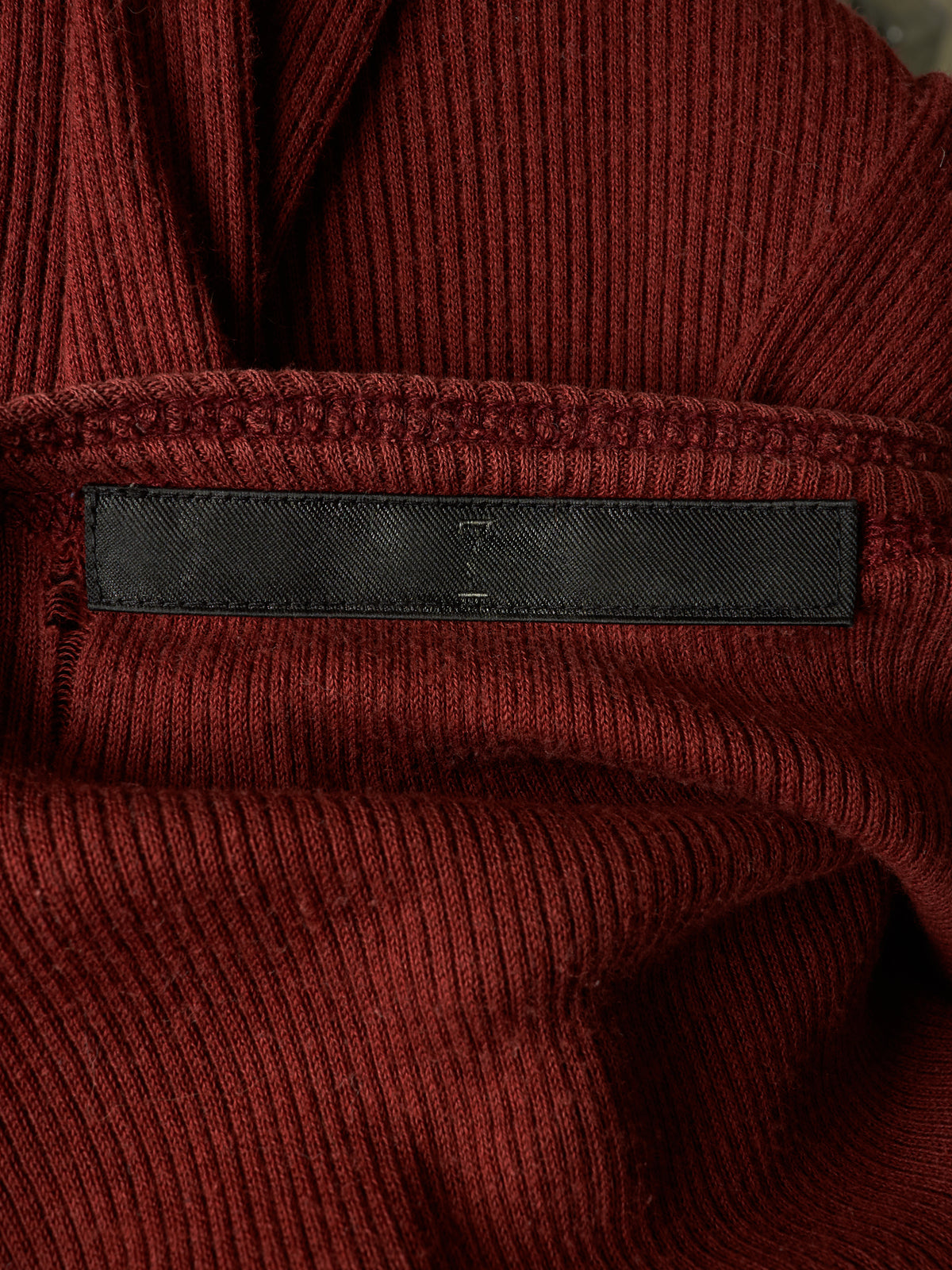 Julius_7 AW09 “PROTECTION_ISM;” Wine Red Raw Hem Rib Knit Tank Top