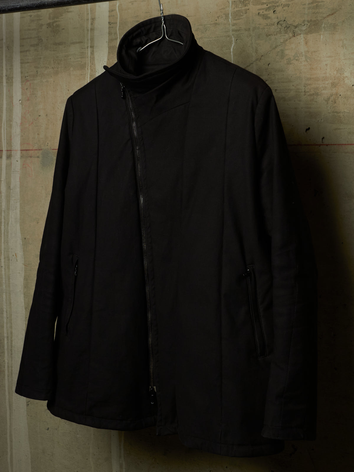 Julius_7 AW16-17 "beast;" Padded Asymmetric Zip Cotton High Neck Jacket