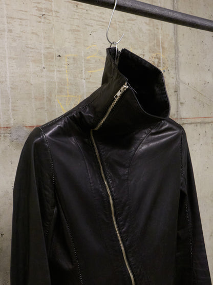 Nozomi Ishiguro HAUTE COUTURE AW12-13 Asymmetric Overlock High-Neck Spiral Zip Lambskin Leather Coat