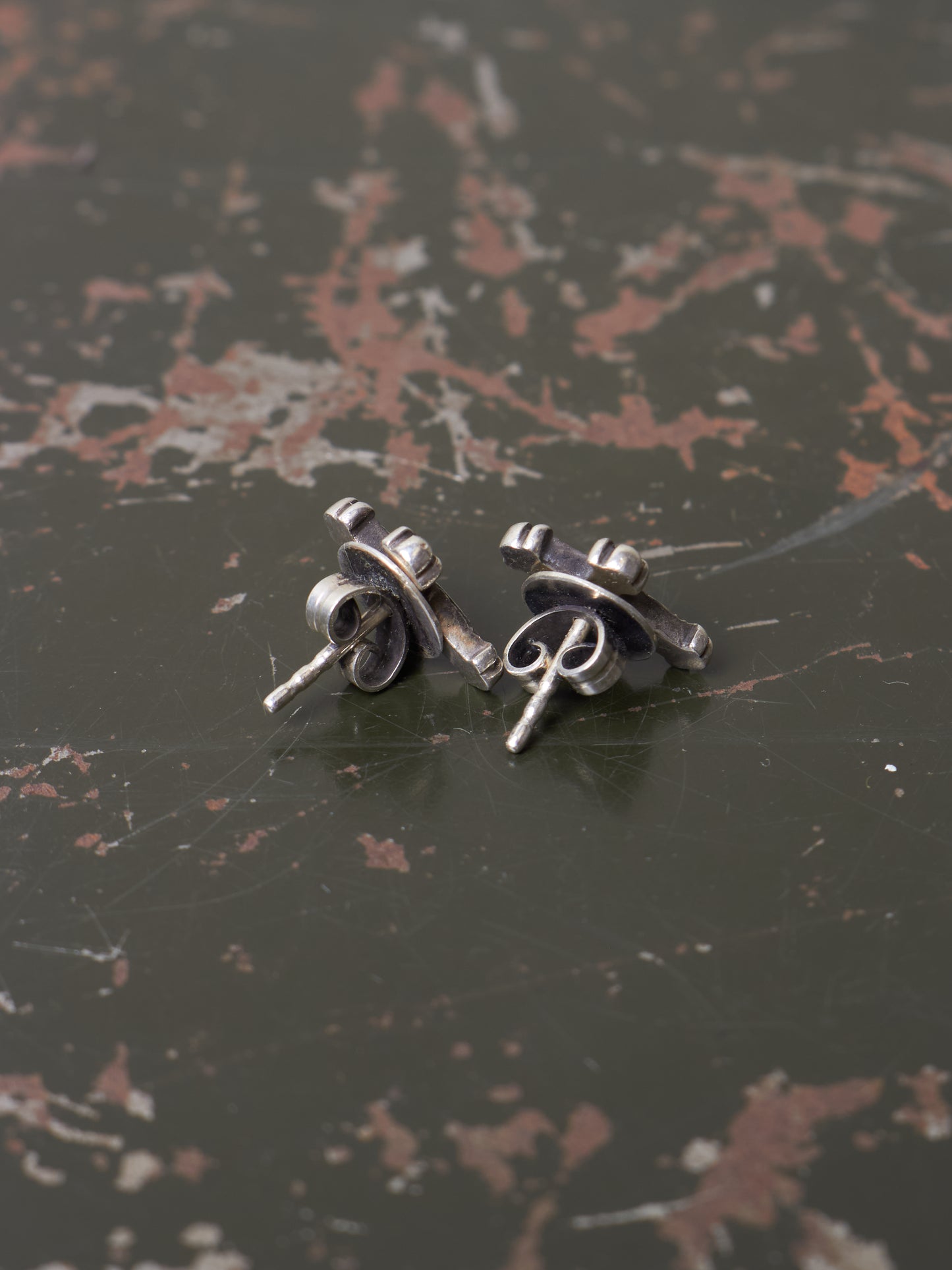 WERKSTATT:MÜNCHEN ‘M4551’ .925 Silver Cross Stud Earrings