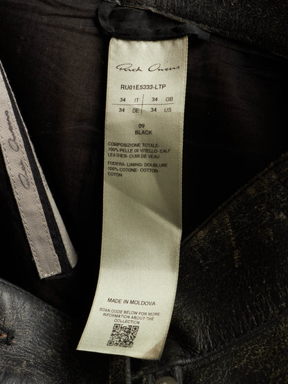 A close-up of a garment's interior label reading 'French Crown' and 'RU01E5333-LTP', with size information and a QR code on a dark fabric background.