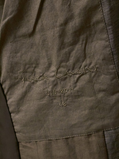 Close-up of a dark green fabric with 'Ralph Lauren' branding and size details.