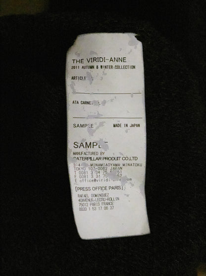 White label with text on a black background