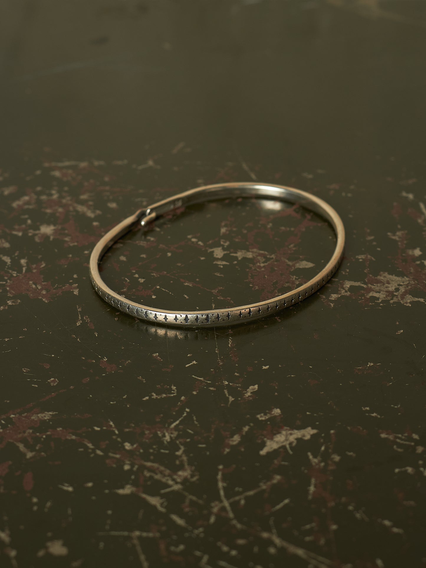 WERKSTATT:MÜNCHEN 'M2640SIPA' .925 Silver Cross Pattern Hook Bangle