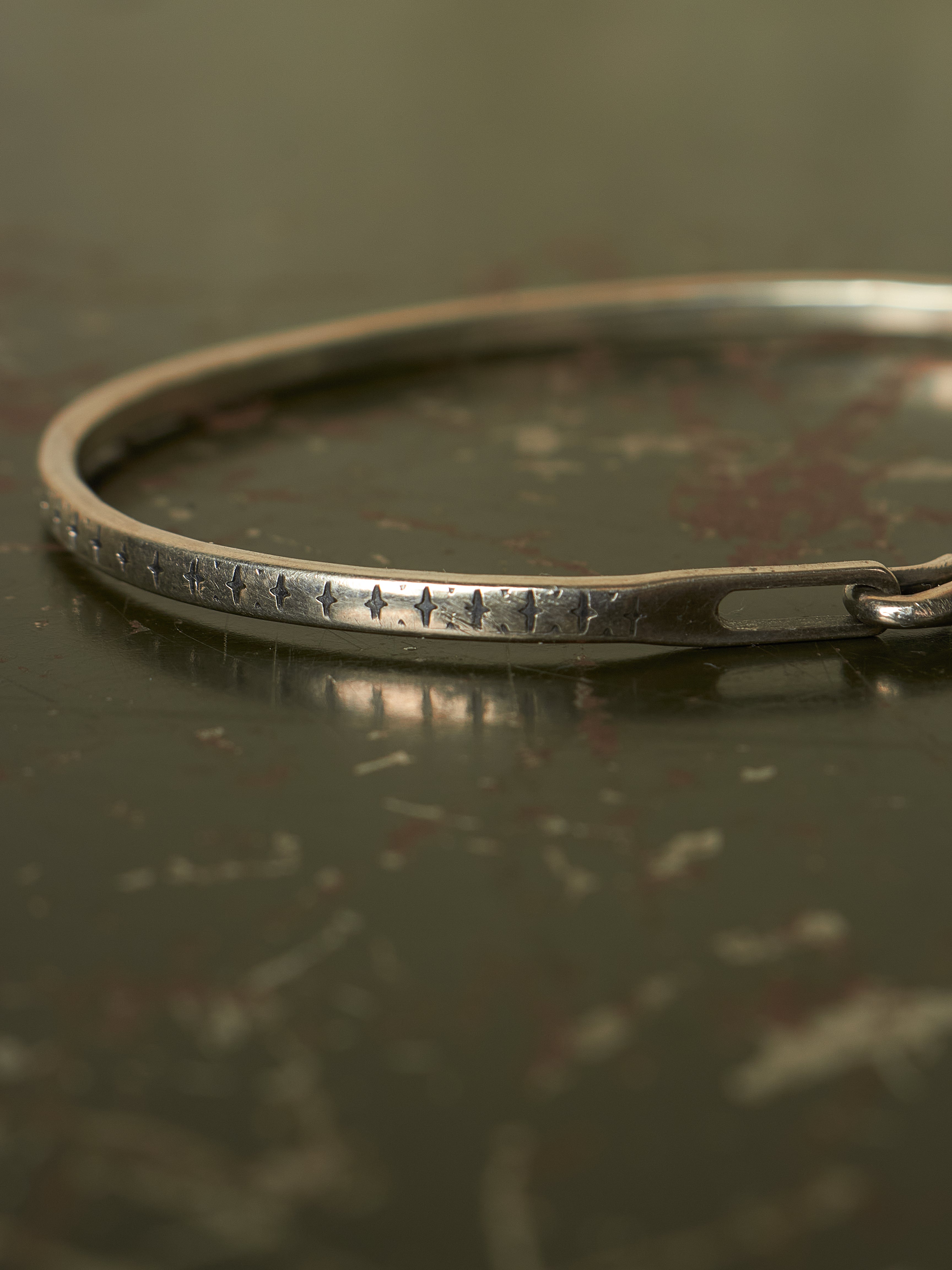WERKSTATT:MÜNCHEN Silver Cross Hook Bangle | Archive – DRIEW