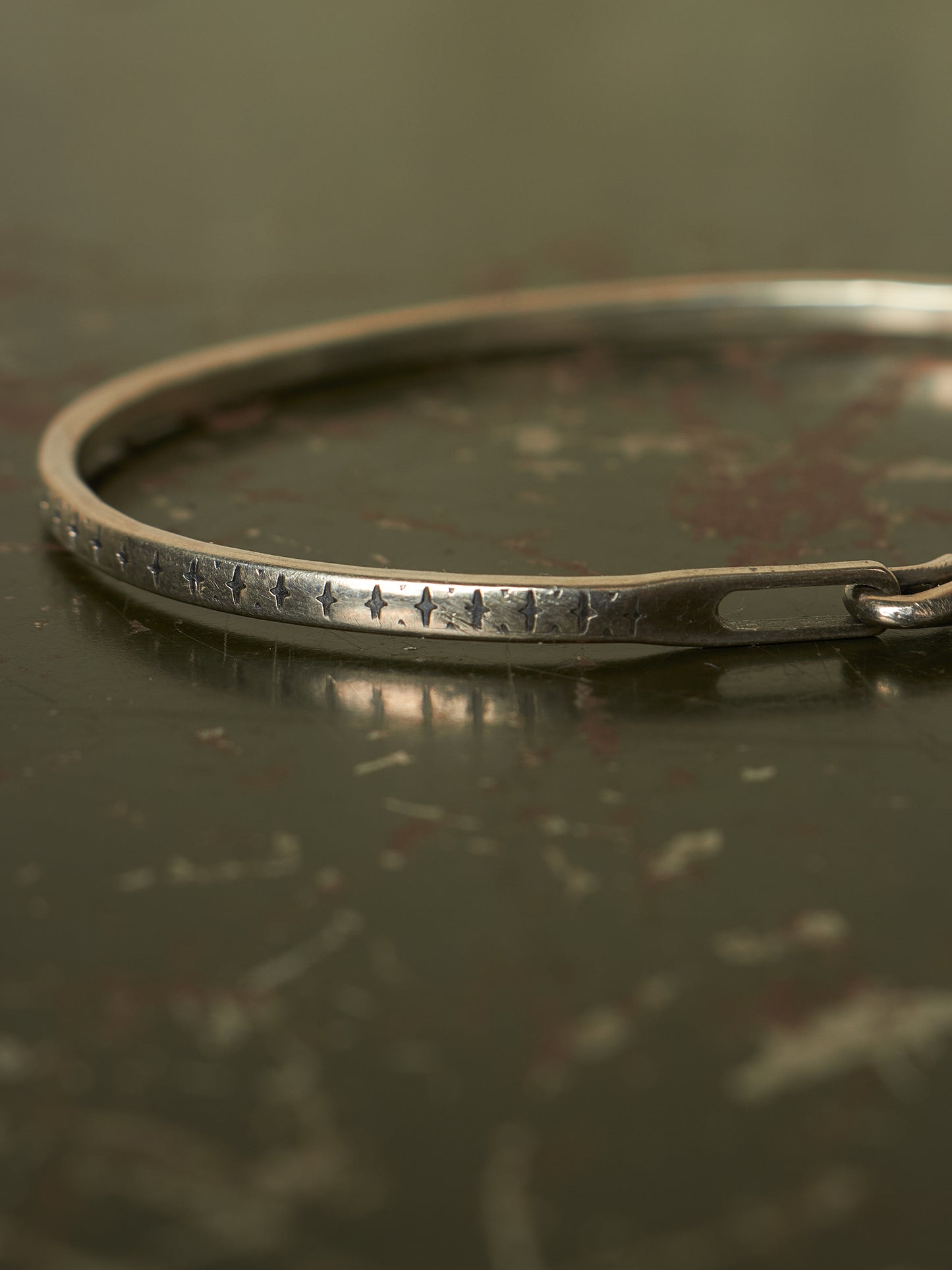 WERKSTATT:MÜNCHEN 'M2640SIPA' .925 Silver Cross Pattern Hook Bangle