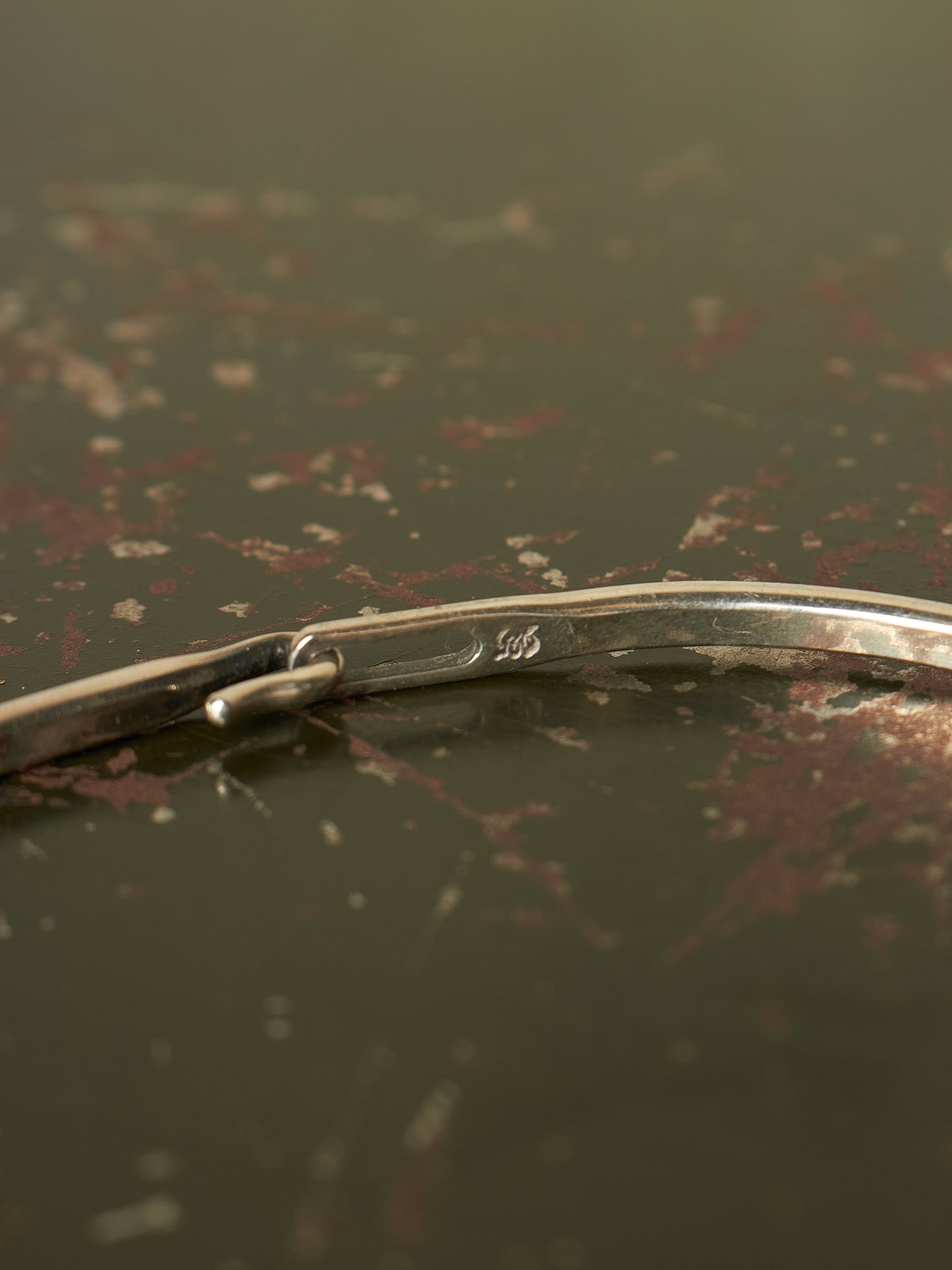 WERKSTATT:MÜNCHEN 'M2640SIPA' .925 Silver Cross Pattern Hook Bangle