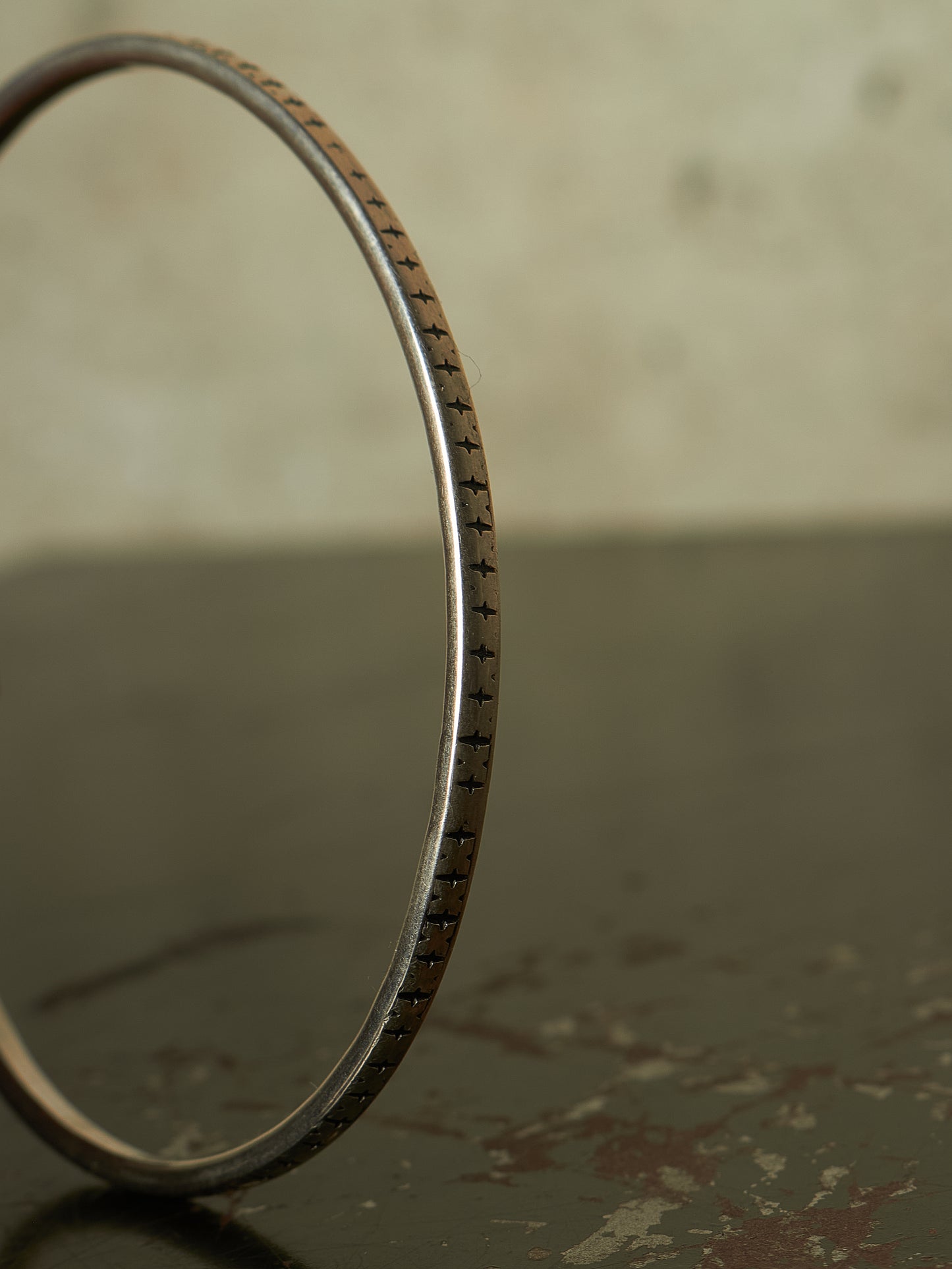 WERKSTATT:MÜNCHEN 'M2640SIPA' .925 Silver Cross Pattern Hook Bangle